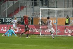 2. BL - FC Ingolstadt 04 - Erzgebirge Aue - 1:2 - Torwart Ramazan Özcan kann den Ball nicht klären, 1:2 für Aue Tor. Marvin Matip kann es nicht fassen
