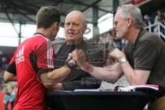 2. BL - FC Ingolstadt 04 - 1.FC Köln - 0:3 - Kapitän Stefan Leitl (6) mit Vorsitzender des Vorstandes Peter Jackwerth und Frank Dreves