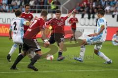2.BL - FC Ingolstadt 04 - 1860 München - 0:2 - Pascal Groß ziet ab und kommt aber nicht durch, rechts Guillermo Vallori stoppt ihn