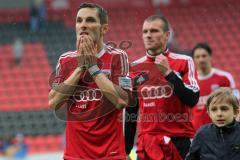 2. BL - FC Ingolstadt 04 - 1.FC Köln - 0:3 - Kapitän Stefan Leitl (6) geht mit seinem Sohn vom Platz