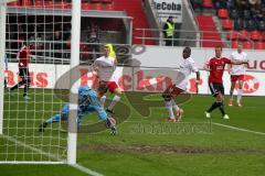 FC 04 Ingolstadt gegen SSV Jahn 2000 Regensburg - Torschuss von Pascal Groß wird abgewehrt - Foto: Jürgen Meyer