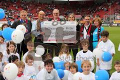 2. BL - FC Ingolstadt 04 - Eintracht Braunschweig 0:1 - Unicef Scheckübergabe mit Frank Dreves Jörg Schlagbauer, Franz Spitzauer