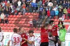 2. BL - FC Ingolstadt 04 - 1.FC Kaiserslautern 1:1 - Torwart Tobias Sippel boxt den Eckball vor Caiuby und Andre Mijatovic weg