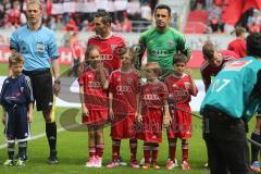 2. BL - FC Ingolstadt 04 - 1.FC Köln - 0:3 - Kapitän Stefan Leitl (6) läuft mit seinen Kindern ein