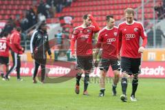 2. BL - FC Ingolstadt 04 - MSV Duisburg 0:1 - Spiel ist aus, hängende Köpfe von links Kapitän Stefan Leitl (6), Karl-Heinz Lappe (36) und Moritz Hartmann (9)