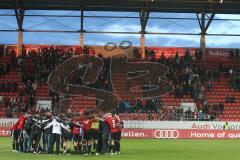 2. BL - FC Ingolstadt 04 - Hertha BSC Berlin 1:1 - Das Team macht einen Kreis auf dem Spielfeld