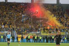 2. BL - FC Ingolstadt 04 - Eintracht Braunschweig 0:1 - Braunschweiger Fans feiern mit Feuer und Rauch