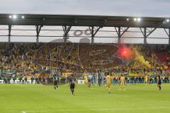 2. BL - FC Ingolstadt 04 - Eintracht Braunschweig 0:1 - Braunschweiger Fans feiern mit Feuer und Rauch