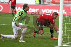 2. BL - FC Ingolstadt 04 - 1.FC Kaiserslautern 1:1 - Manuel Schäffler erzeilt das 1:1 Tor Jubel, Torwart Tobias Sippel kann nichts machen, Schäffler schnappt sich den Ball