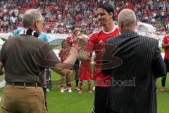 2. BL - FC Ingolstadt 04 - 1.FC Köln - 0:3 - Marino Biliskov wird von Frank Dreves und von Vorsitzender des Vorstandes Peter Jackwerth verabschiedet