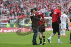 2. BL - FC Ingolstadt 04 - 1.FC Köln - 0:3 - Spiel ist aus, Cheftrainer Tomas Oral bedankt sich bei Kapitän Stefan Leitl (6)