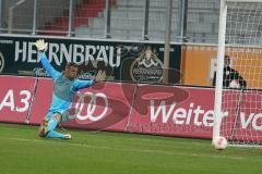 2. BL - FC Ingolstadt 04 - Erzgebirge Aue - 1:2 - Torwart Ramazan Özcan kann den Ball nicht klären, 1:2 für Aue Tor