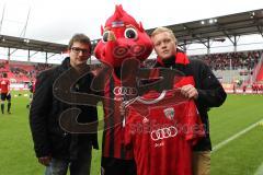 2. BL - FC Ingolstadt 04 - 1.FC Kaiserslautern 1:1 - Andreas Buchner mit dem Gewinner bei der Trikotübergabe mit Schanzi