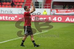 2. BL - FC Ingolstadt 04 - 1.FC Köln - 0:3 - Kapitän Stefan Leitl (6) wirft seine Schuhe zu den Fans und bedankt sich