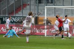 2. BL - FC Ingolstadt 04 - Erzgebirge Aue - 1:2 - Torwart Ramazan Özcan kann den Ball nicht klären, 1:2 für Aue Tor. Marvin Matip kann es nicht fassen