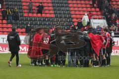 2. BL - FC Ingolstadt 04 - SG Dynamo Dresden 1:1 - Das Team kommt zusammen, Co-Trainer Michael Henke kommt links zuletzt