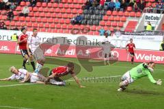 2. BL - FC Ingolstadt 04 - 1.FC Kaiserslautern 1:1 - Manuel Schäffler erzeilt das 1:1 Tor Jubel, Torwart Tobias Sippel kann nichts machen, links Leon Jessen