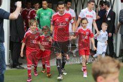 2. BL - FC Ingolstadt 04 - 1.FC Köln - 0:3 - Kapitän Stefan Leitl (6) läuft mit seinen Kindern ein