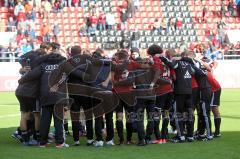 2. BL - FC Ingolstadt 04 - 1.FC Kaiserslautern 1:1 - Nach dem Spiel kommen alle Spieler mit Trainer zusammen