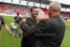 2. BL - FC Ingolstadt 04 - 1.FC Köln - 0:3 - Andreas Görlitz (37) wird von Vorsitzender des Vorstandes Peter Jackwerth verabschiedet