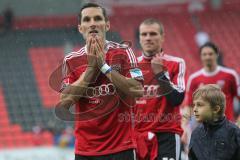 2. BL - FC Ingolstadt 04 - 1.FC Köln - 0:3 - Kapitän Stefan Leitl (6) geht mit seinem Sohn vom Platz