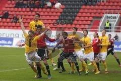 2. BL - FC Ingolstadt 04 - SG Dynamo Dresden 1:1 - Eckball, vorne Andre Mijatović (4) und Roger de Oliveira Bernardo (8)