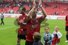 2. BL - FC Ingolstadt 04 - 1.FC Köln - 0:3 - Kapitän Stefan Leitl (6) geht mit seinem Sohn vom Platz