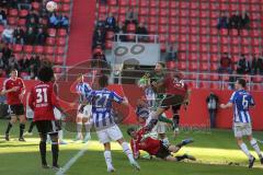 2. BL - FC Ingolstadt 04 - Hertha BSC Berlin 1:1 - Torwart Thomas Kraf boxt den Eckball weg, Marvin Matip (34) kommt nicht hin