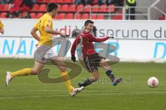 2. BL - FC Ingolstadt 04 - SG Dynamo Dresden 1:1 Ilian Micanski (22) zieht aufs Tor vorbei