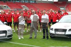 FC 04 Ingolstadt Symbolische Fahrzeugübergabe durch Frank Dreves an Tomas Oral - Foto: Jürgen Meyer