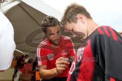 FC 04 Ingolstadt Symbolische Fahrzeugübergabe Stefan Leitl beim Autogramme schreiben - Foto: Jürgen Meyer