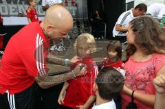 FC 04 Ingolstadt Symbolische Fahrzeugübergabe Sascha Kirschstein beim Autogramme schreiben - Foto: Jürgen Meyer