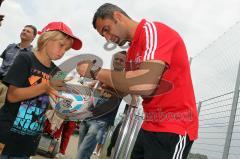 FC 04 Ingolstadt Symbolische Fahrzeugübergabe Özcan Ramazan beim Aurogramme schreiben - Foto: Jürgen Meyer