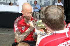 FC 04 Ingolstadt Symbolische Fahrzeugübergabe Sascha Kirschstein beim Autogramme schreiben - Foto: Jürgen Meyer