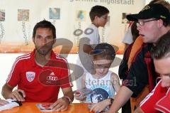 FC 04 Ingolstadt Symbolische Fahrzeugübergabe Stefan Leitl beim Autogramme schreiben - Foto: Jürgen Meyer