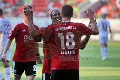 FC 04 Ingolstadt gegen 1.FC Nürnberg - Caiuby gratuliert christian eigner zum ausgleichstor - Foto: Jürgen Meyer