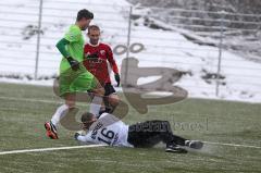 Trainingsspiel - FC Ingolstadt 04 - Kickers Offenbach - 3:3 - Torwart Daniel Endres kommt vor Moritz Hartmann (9) zum Ball