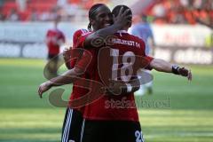 FC 04 Ingolstadt gegen 1.FC Nürnberg - Caiuby gratuliert christian eigner zum ausgleichstor - Foto: Jürgen Meyer