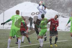 Trainingsspiel - FC Ingolstadt 04 - Kickers Offenbach - 3:3 - Torwart Daniel Endres klärt den Eckball, rechts Moritz Hartmann (9)