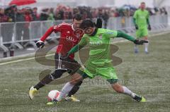 Trainingsspiel - FC Ingolstadt 04 - Kickers Offenbach - 3:3 - Torwart Yannic Horn klärt den Eckball, rechts Moritz Hartmann (9)
