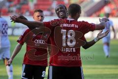 FC 04 Ingolstadt gegen 1.FC Nürnberg - Caiuby gratuliert christian eigner zum ausgleichstor - Foto: Jürgen Meyer