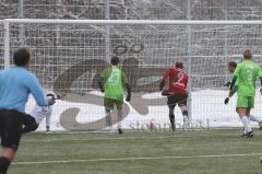 Trainingsspiel - FC Ingolstadt 04 - Kickers Offenbach - 3:3 - der Ball ist umstritten hinter der Linie, Tor für Ingolstadt, rechts Moritz Hartmann (9), Torwat Daniel Endres am Boden