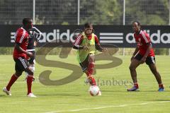 2. Bundelsiga - Trainingsauftakt des FC Ingolstadt 04 Saison 2012/2013 - mitte Neuzugang Alper Uludag, links Alex-Jose Ikeng und rechts Caiuby