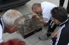 Vermisster Graupapagei beim Trainingsauftakt des FC Ingolstadt 04 - Trainer Tomas Oral tröstet den Besitzer