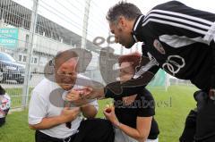 Vermisster Graupapagei beim Trainingsauftakt des FC Ingolstadt 04 - Trainer Tomas Oral tröstet den Besitzer