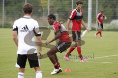 2.BL - FC Ingolstadt 04 - Training - Neuzugang Roger de Oliveira Bernardo mit Bleiweste und Gummibändern an den Füßen