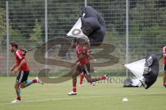 2.BL - FC Ingolstadt 04 - Training - Neuzugang Roger de Oliveira Bernardo rechts und links Stefan Leitl mit Bremsfallschirm