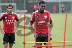 2.BL - FC Ingolstadt 04 - Training - Neuzugang Roger de Oliveira Bernardo und hinten Stefan Leitl, Sprungtraining