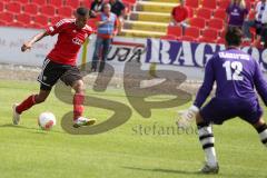 Regionalliga Süd - FC Ingolstadt 04 II - FC Bamberg - links Collin Quaner scheitert an Torwart Oliver Scheufens