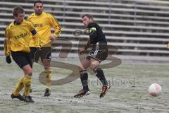 Regionalliga Süd - FC Ingolstadt 04 II - VfL Frohnlach - Ralf Keidel im Kampf mit der Verteidigung und zieht ab, Abpraller